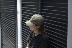 カーキ