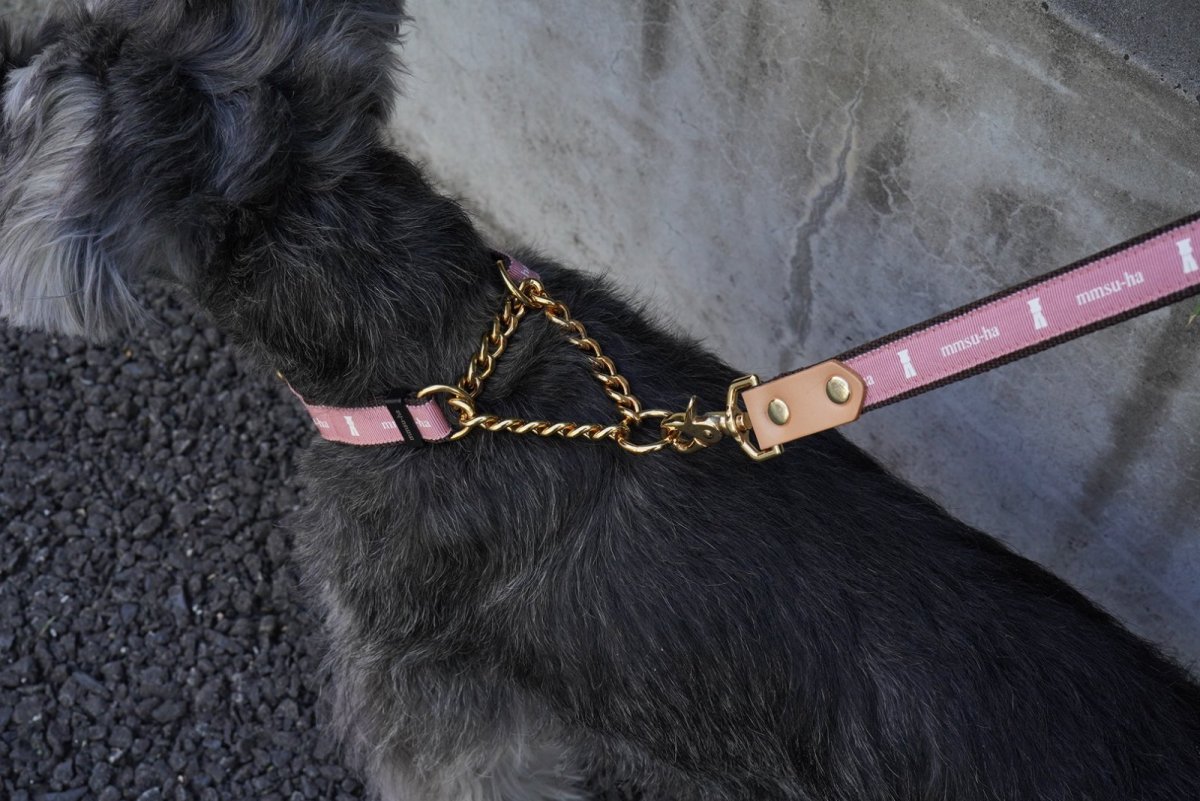 土台:ダークグレー/リボン:ベビーピンク/金具:ゴールド